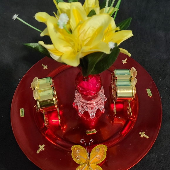 Red Centerpiece - Picture 5 of 6